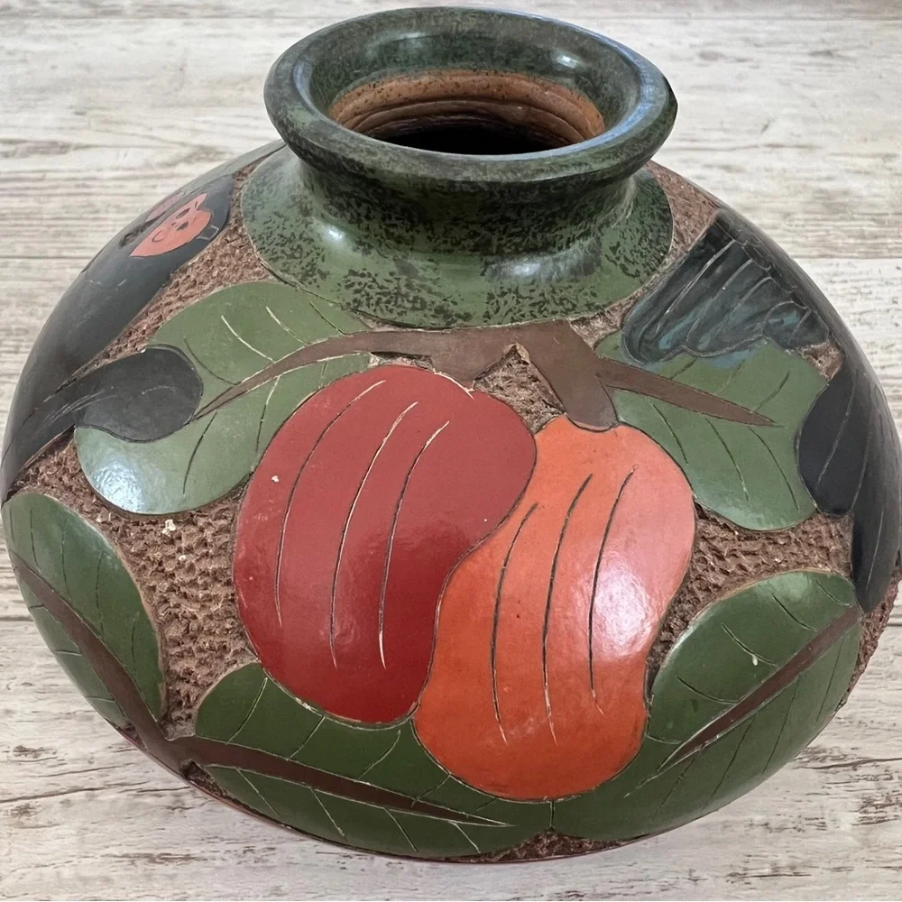 San Juan de Oriente Nicaraguan Pottery Vase, Flowers Hummingbird Carved Etched